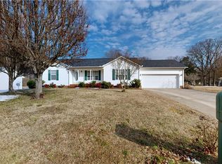 4 Braxton Ln, Thomasville, NC 27360
