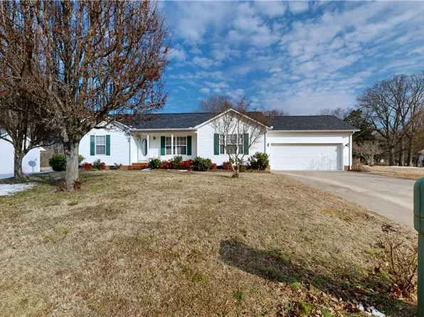 4 Braxton Ln, Thomasville, NC 27360