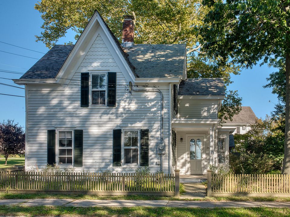 1st image of 1405 Village Ln