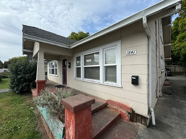 1841 H St — Photo 14
