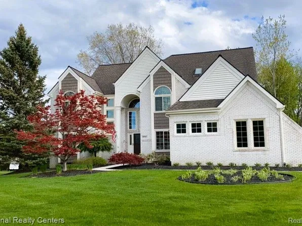 37103 Aspen Dr, Farmington Hills, MI 48335