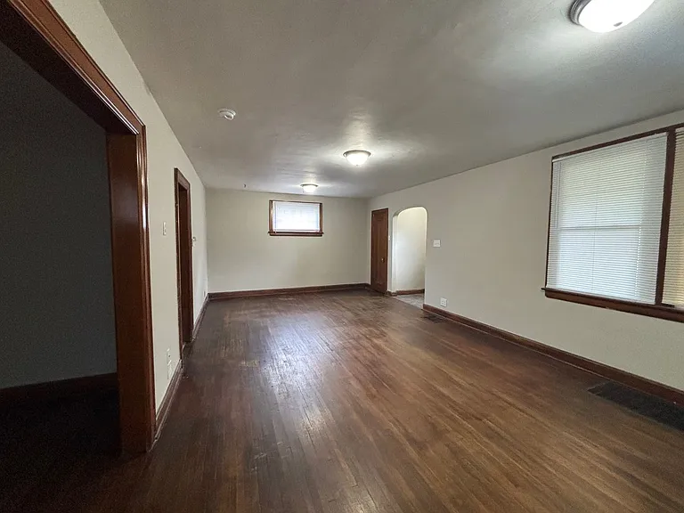 516 Wrexham Ave — Photo 7