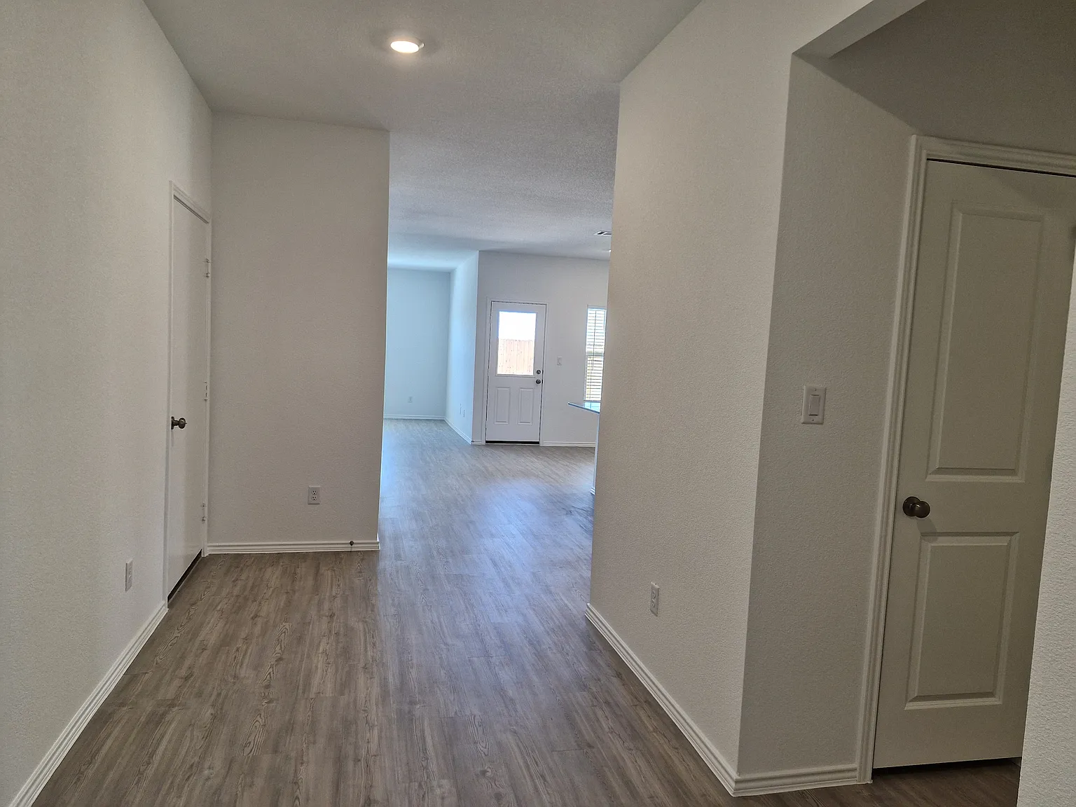 4 bed, 2.5 bath, 2500 sqft, $2,400 — Photo 4