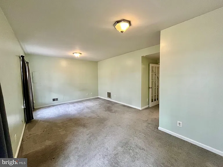 7504 Lamoyne Ct — Photo 6