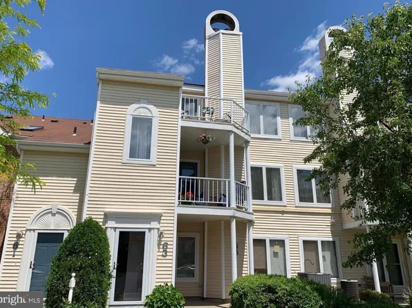 63 Pamela Ct, Levittown, PA 19057