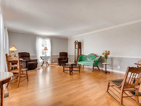 4th image of 8212 Carolwood Dr