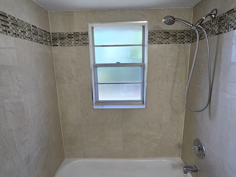 702 SE 47th St #4 — Photo 17