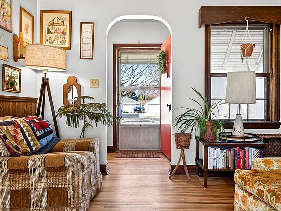 5th image of 1108 N Gillett St