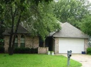 1040 Oak Ridge Dr, Azle, TX 76020