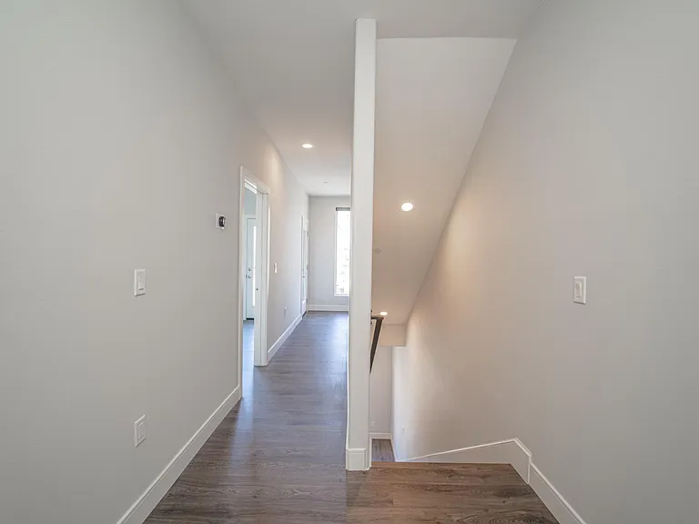 4526 1/2 Saint Charles Pl — Photo 9