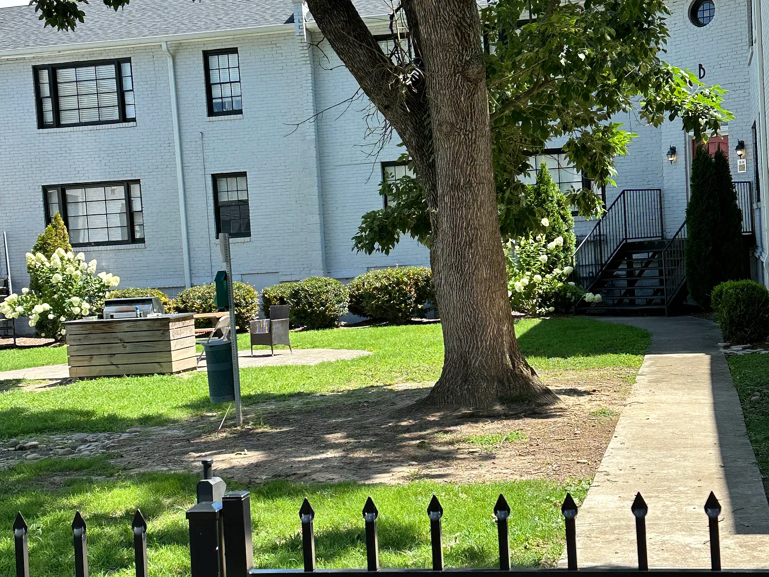 99 Peachtree Memorial Dr NW — Photo 2