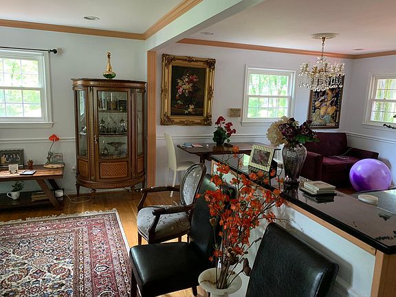 4th image of 2412 Carey Ln
