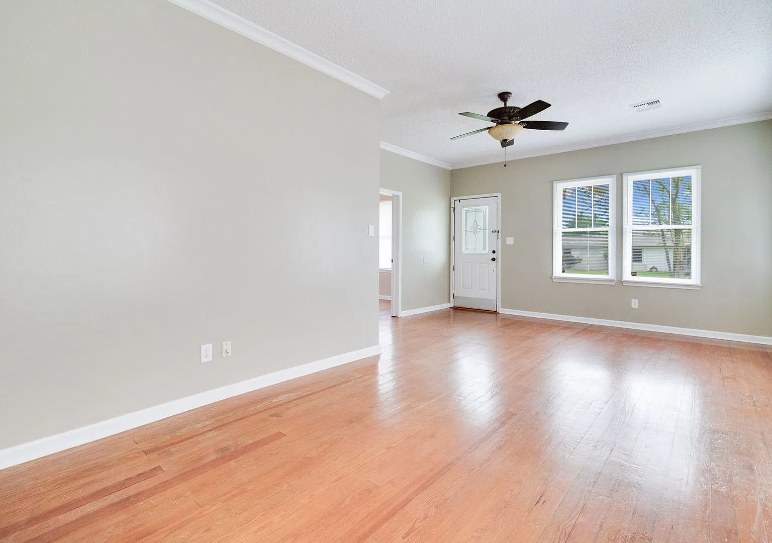 Adorable renovated Cottage Style home in Broadmoor School District with Large Yard — Photo 4