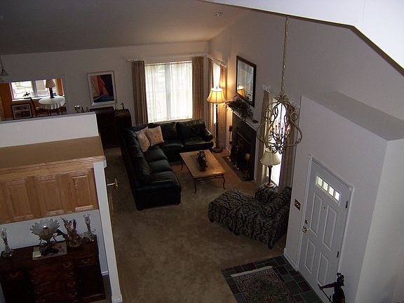 Living rooms Vaulted ceilings