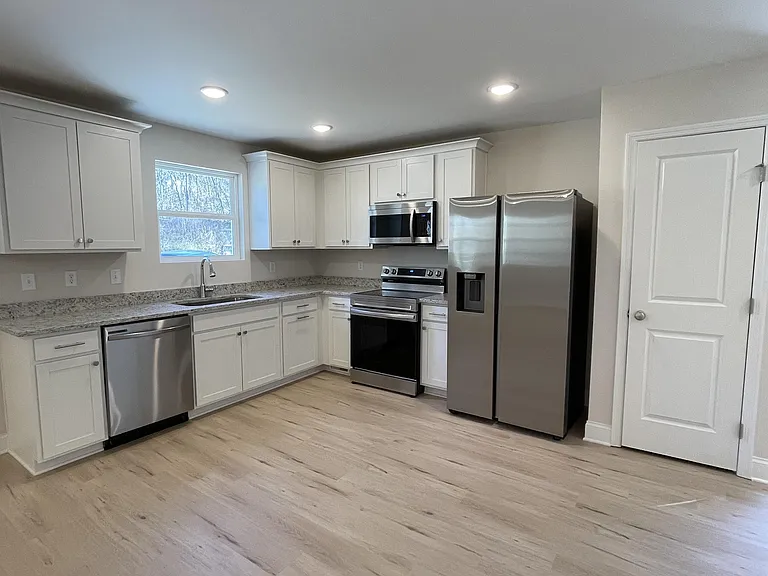 2405 Harley St — Photo 4