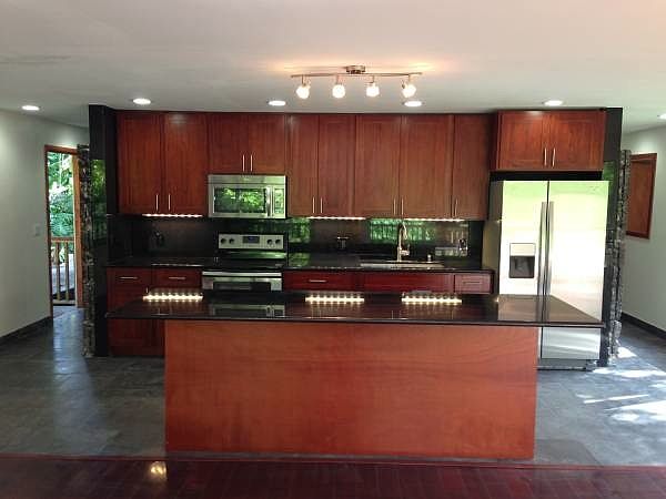 New kitchen w/stainless & granite