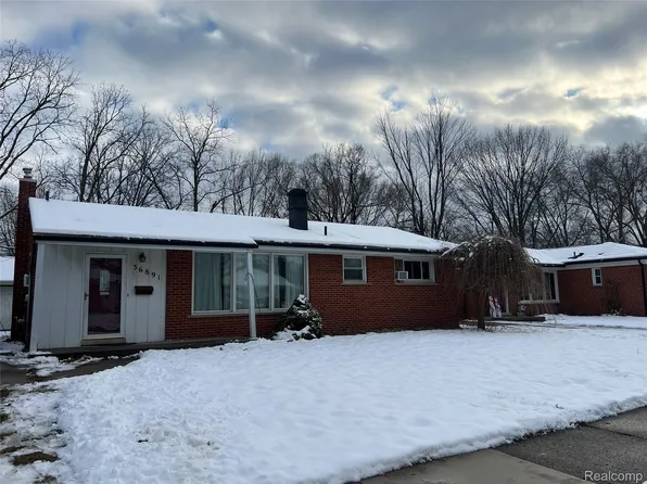 36891 Thinbark St, Wayne, MI 48184