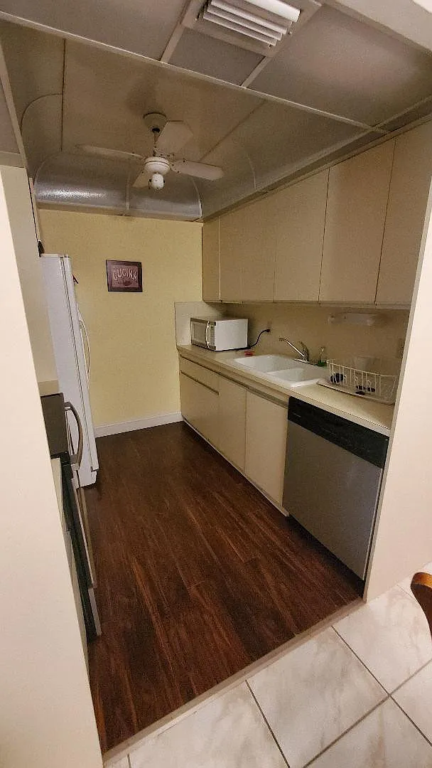 1 bed, 1.5 bath, 861 sqft, $1,600 — Photo 2