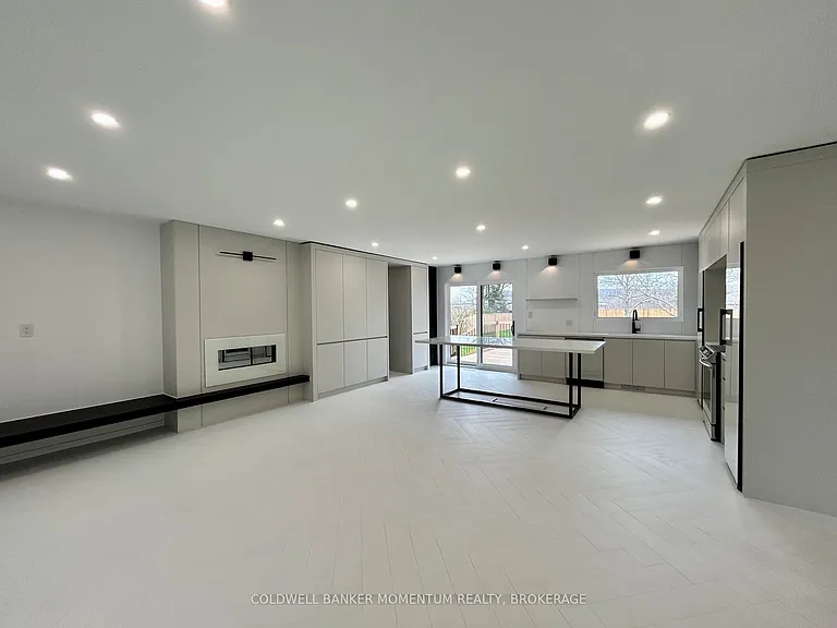 413 Queenston Rd — Photo 11