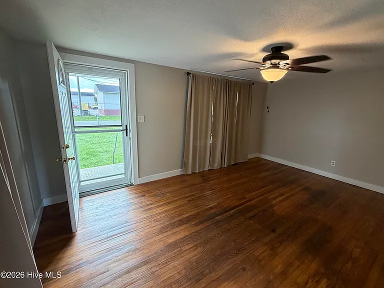 806 Grimes Rd — Photo 2