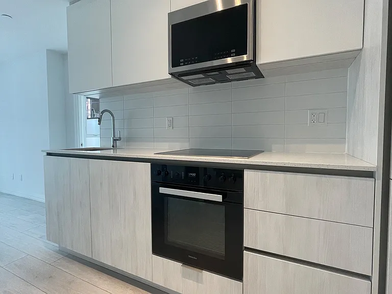 400 King St W #1017 — Photo 9
