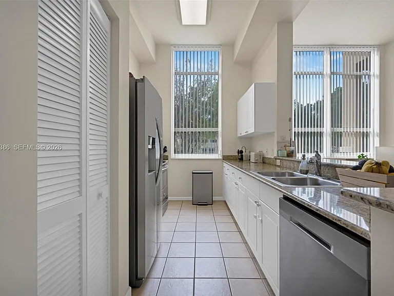 19501 W Country Club Dr #208 — Photo 5