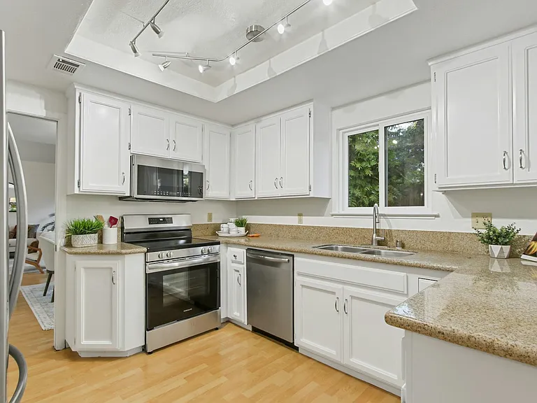 325 E 8th St #1 — Photo 3