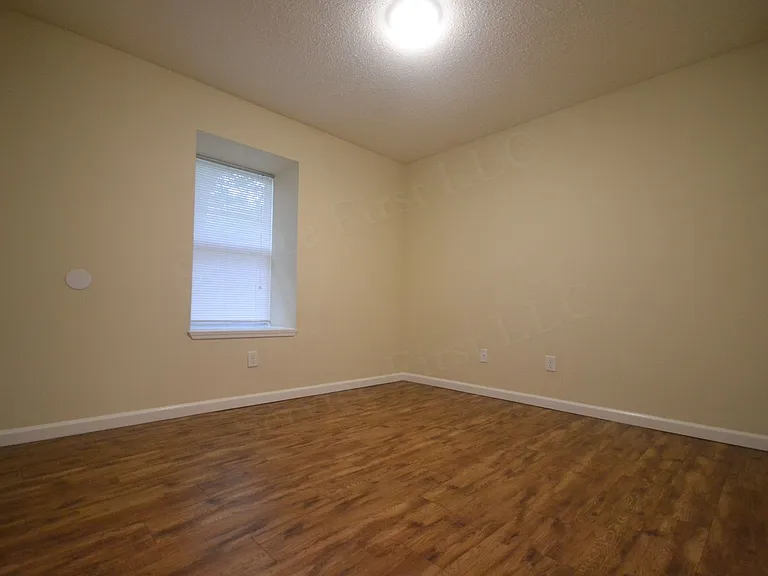 406 Judy St — Photo 3