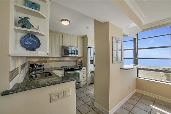 4th image of 320 Seaview Ct APT 1712
