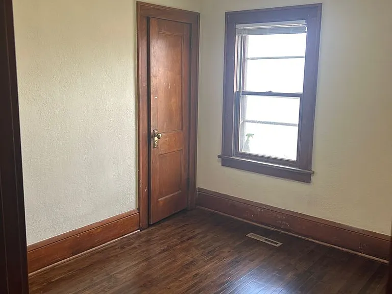 903 Newton Ave N — Photo 9