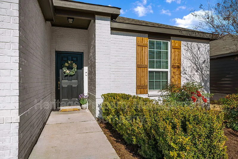 4 bed, 3.0 bath, 1895 sqft, $2,350 — Photo 4