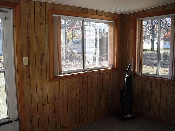 Sunroom now has curtains.
