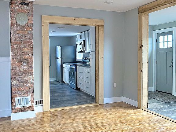 Front Entry/Livingroom