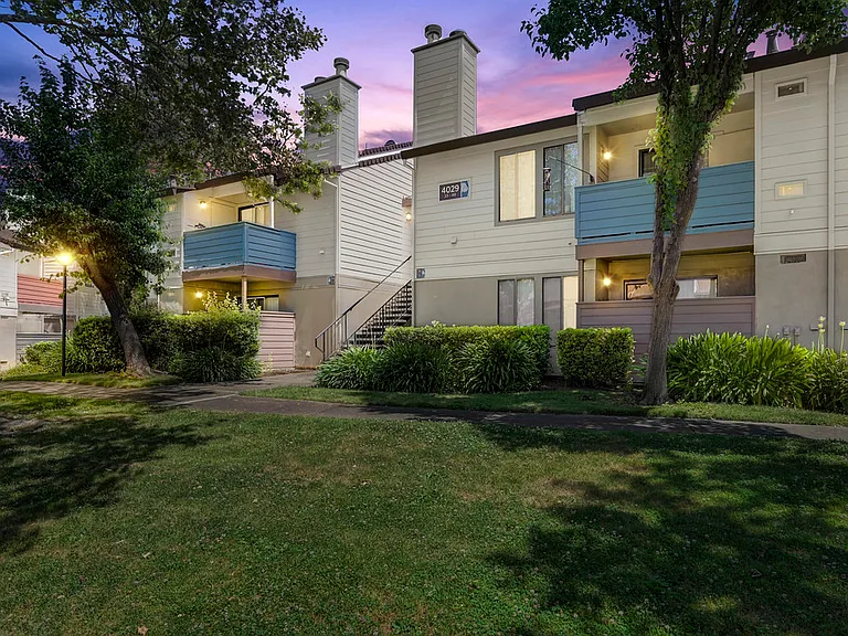 Heritage Oaks — Photo 1