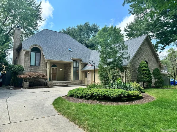 38389 Townhall St, Harrison Township, MI 48045