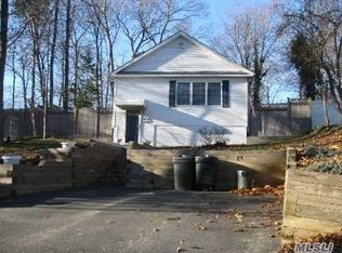 22 Lakeside Trl, Ridge, NY 11961