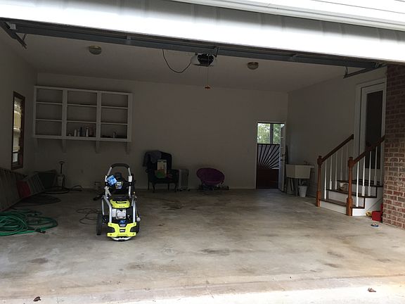 Ovrszd Garage w/laundry sink