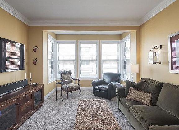 5th image of 936 Perry St APT 214