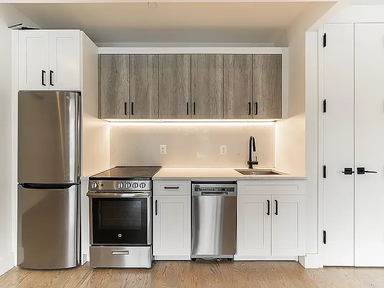 254 E 28th St #4D — Photo 2