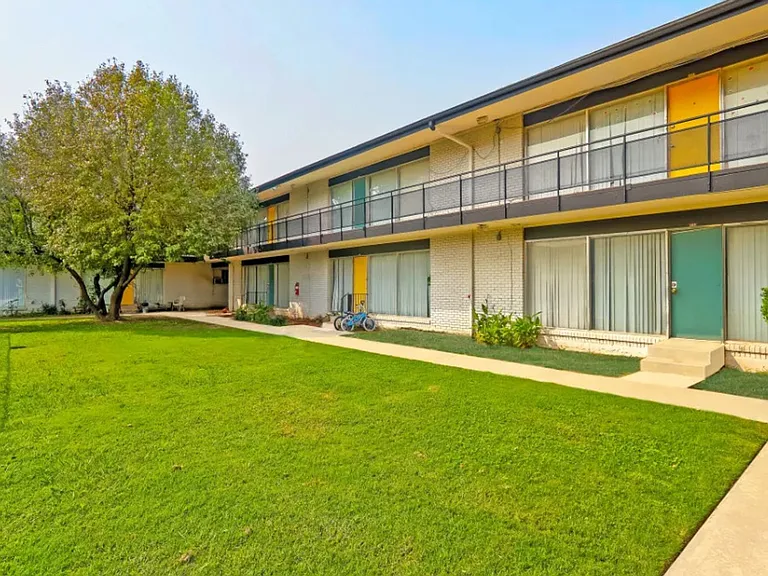 Crestpark Apartments — Photo 9