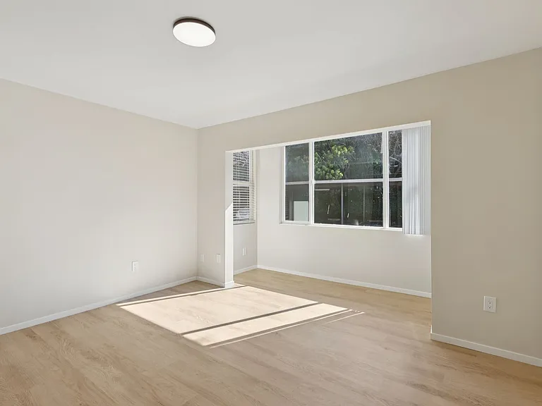 2490 Lancaster Dr — Photo 13