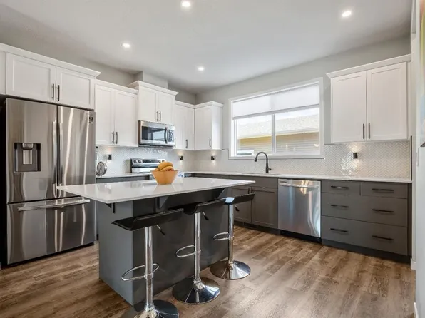 30 S Wolf Cres, Okotoks, AB T1S 5S3
