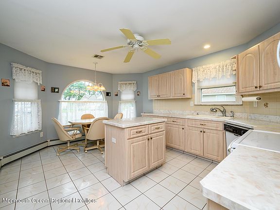 4th image of 6 Wycombe Ct