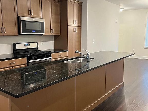 5th image of 805 Lakeview Ct