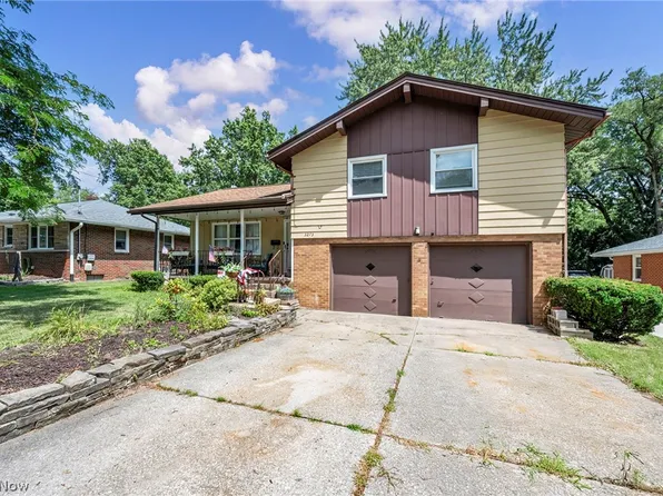 3273 Englewood Dr, Stow, OH 44224