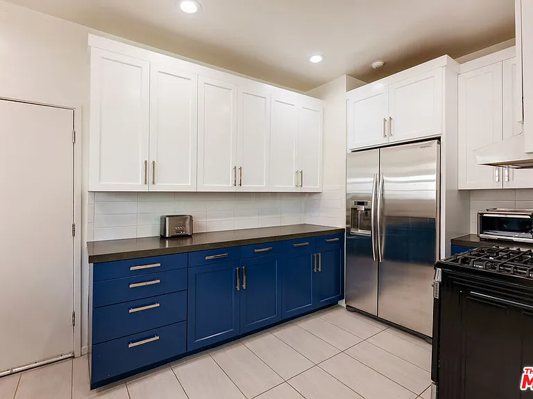 1014 N Doheny Dr — Photo 17