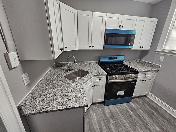 5th image of 3016 Kenyon Ave