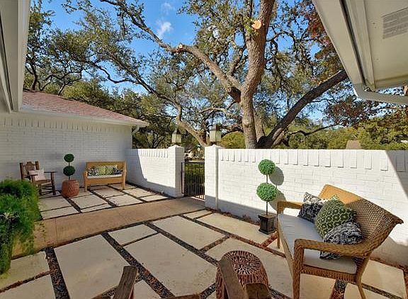 2nd image of 9818 Mandeville Cir