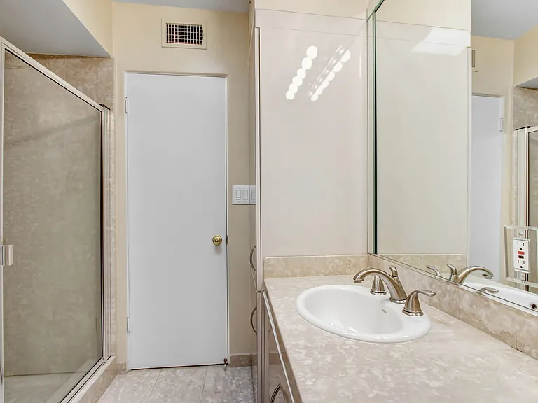 7560 Hollywood Blvd #406 — Photo 11