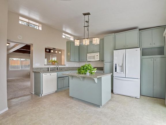 3rd image of 723 Plumosa Ave